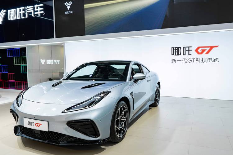 佛山129哪吒汽车在智能汽车领域的表现，领途汽车在新能源汽车市场中的影响力